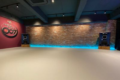 カラーLEDが灯るスタジオ内観